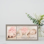 Moderne 2-Foto Baby Girl Geburtsankündigung Ankündigung (Stehend Vorderseite)