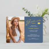 Moderne 2 Foto Dusty Blue & Gold Foil Grad Card Folieneinladung (Stehend vorne)