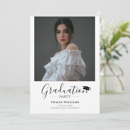 Moderne 2-Foto-Graduierungsparty Einladung (Stehend Vorderseite)