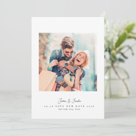Moderne 2-Foto-Schrift Schwarzweiß-Hochzeit Save The Date (Stehend Vorderseite)