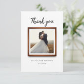 Moderne 2-Foto-Script-Hochzeit Dankeskarte (Stehend Vorderseite)