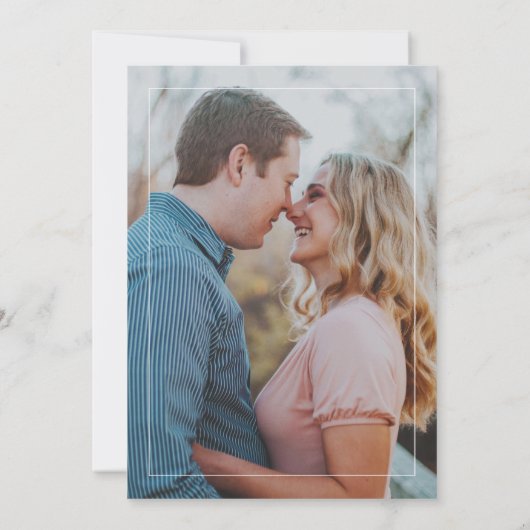 Moderne 2-Fotos mit weißem Overlay Einladung (Rückseite)