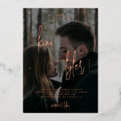 Moderne 2 Fotos QR CODE Rose Gold Skript Hochzeit Folieneinladung (Vorderseite)