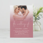 Moderne 2 Fotos Script QR Rose Gold Wedding Einladung (Stehend Vorderseite)