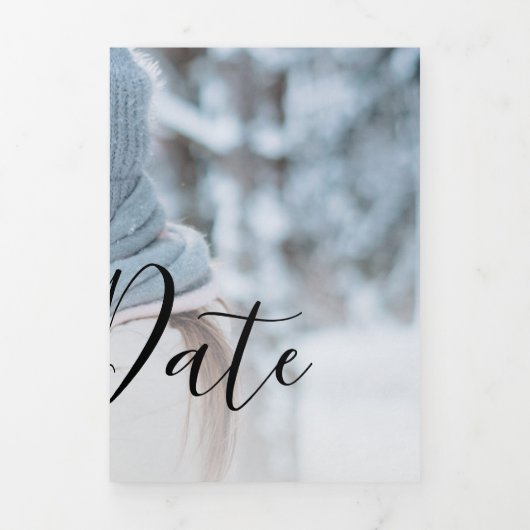 Moderne 3-Foto-Script-Hochzeit speichern das Datum Dreifach Gefaltete Ankündigung (Cover)