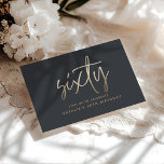 Moderne 60. Geburtstag einfach, stilvoll und elega Einladungspostkarte<br><div class="desc">Moderne 60. Geburtstag einfach stilvolle elegante Gold-Drehbuch & geometrischen 60. Geburtstag laden ein. Modernes geometrisches Backermuster. Teil einer Sammlung.</div>