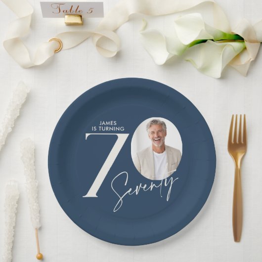 Moderne 70. Geburtstagsfoto Minimaler Meilenstein Pappteller (Hochzeit)