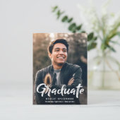 Moderne Abschluss-Einladung mit weißen Pinselstric Postkarte (Stehend Vorderseite)