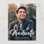 Moderne Abschluss-Einladung mit weißen Pinselstric Postkarte (Vorderseite)