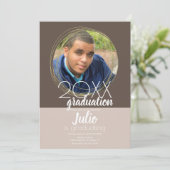 Moderne Abschluss-Feier Zwei-Tone-Foto Einladung (Stehend Vorderseite)