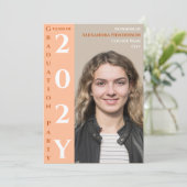 Moderne Abschluss-QR-Code Taupe Pfirsich Einladung (Stehend Vorderseite)