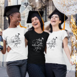 Moderne Abschluss Script Kalligraphie Glückwunsch  T-Shirt<br><div class="desc">Und so beginnt das Abenteuer! Moderner Abschluss feiern T - Shirt mit einem eleganten Skript-Kalligraphie-Design,  eine steil ansteigende grad-Kappe,  und Ihre maßgeschneiderte Textbotschaft von Gratulationen an den Absolvent oder Absolvent Name unten.</div>