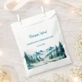 Moderne Abschlussfeier im Gebirge Geschenktütchen (Ausgeschnitten)