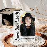 Moderne Abschlussfoto-Abschlussfeier Save The Date<br><div class="desc">Feiern Sie Ihren großen Meilenstein stilvoll mit diesen trendigen Save-the-Date-Karten für die Abschlussfeier mit einem gebogenen Foto und zeitlosem weißen Hintergrund. Aktualisieren Sie Ihre Ankündigung ganz einfach mit dem modernen Layout. Zeigen Sie jetzt Ihren Abschlussstolz.</div>