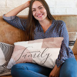 Moderne Abstrakt geometrische Marmorfamilie Lendenkissen<br><div class="desc">Moderne Abstrakt geometrische Marble Custom Family Throw Kissen Cushions zeichnen sich durch ein abstraktes geometrisches Design mit Ihrem personalisierten Familiennamen aus. Macht ein fantastisches Geschenk für Weihnachten,  Geburtstag,  Jubiläum und mehr. Personalisieren Sie diese,  indem Sie den Text in dem dafür vorgesehenen Textfeld bearbeiten. Entworfen von ©Evco Studio www.zazzle.com/store/evcostudio</div>