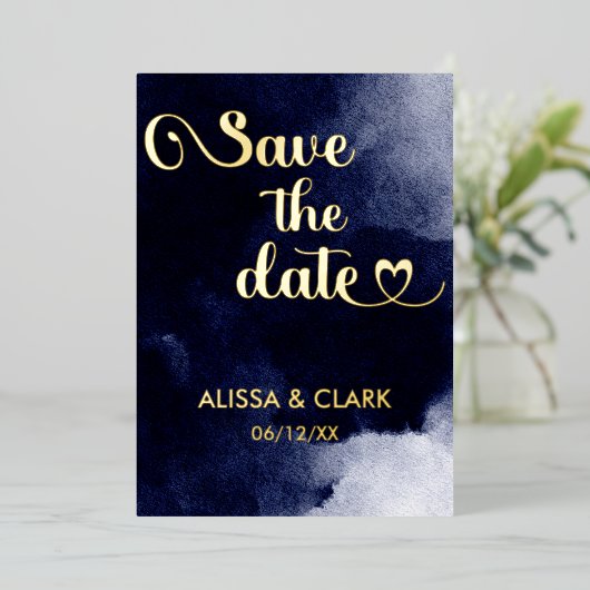 Moderne Abstrakte Aquarellmauer Save the Date Folieneinladung (Stehend vorne)