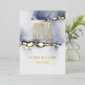Moderne Abstrakte Aquarellmauer Save the Date Folieneinladung (Stehend vorne)