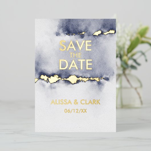 Moderne Abstrakte Aquarellmauer Save the Date Folieneinladung (Stehend vorne)