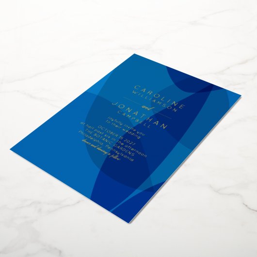 Moderne Abstrakte Art Blue Einzigartiges Hochzeits Folieneinladung (Gedreht)