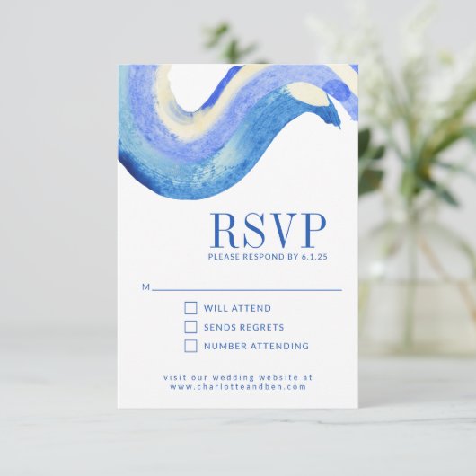 Moderne Abstrakte Art Blue Watercolor Hochzeit RSVP Karte (Stehend Vorderseite)