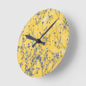Moderne Abstrakte blaue Wildblumen auf Senf Yellow Runde Wanduhr (Winkel)