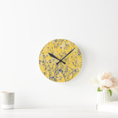 Moderne Abstrakte blaue Wildblumen auf Senf Yellow Runde Wanduhr (Zuhause)
