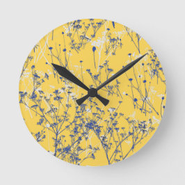 Moderne Abstrakte blaue Wildblumen auf Senf Yellow Runde Wanduhr