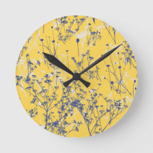 Moderne Abstrakte blaue Wildblumen auf Senf Yellow Runde Wanduhr