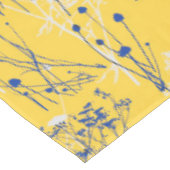 Moderne Abstrakte blaue Wildblumen auf Senf Yellow Tischdecke (Schrägansicht)