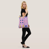 Moderne abstrakte Blume in Rosa Tasche (Am Model)