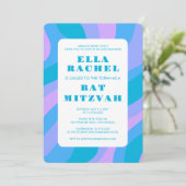 Moderne Abstrakte Groovy Pink Blu Custom Bar Mitzv Einladung (Stehend Vorderseite)