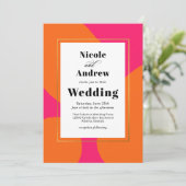 Moderne Abstrakte Hochzeit in Heissrosa und Orange Einladung (Stehend Vorderseite)