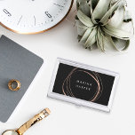 Moderne Abstrakte Imitate Rosen Gold Visitenkarten Dose<br><div class="desc">Die schwarze und feminine Visitenkartenhalterung zeigt Ihren Namen in modernen,  weißen Schriftzeichen,  umgeben von einem Imitat Rose Gold-Folie abstrakten Kreis Element auf einem schwarzen Hintergrund.</div>