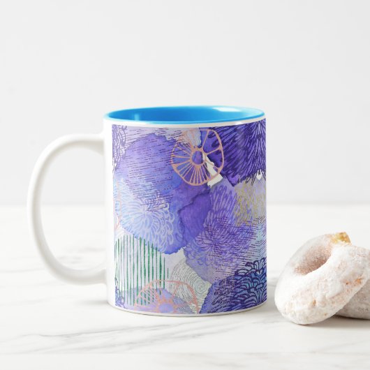 Moderne abstrakte Kunst blau und lila Zweifarbige Tasse (Mit Donut)