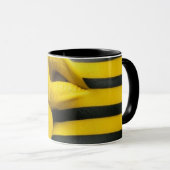 Moderne abstrakte Linienkunst Schwarze Tasse | Min (VorderseiteRechts)