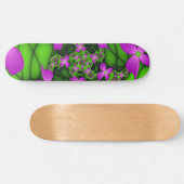 Moderne Abstrakte Neon Pink Green Fraktal Blume Skateboard (Horizontal)