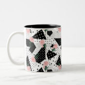 Moderne Abstrakte Punkte und rosa Blume Zweifarbige Tasse (Links)