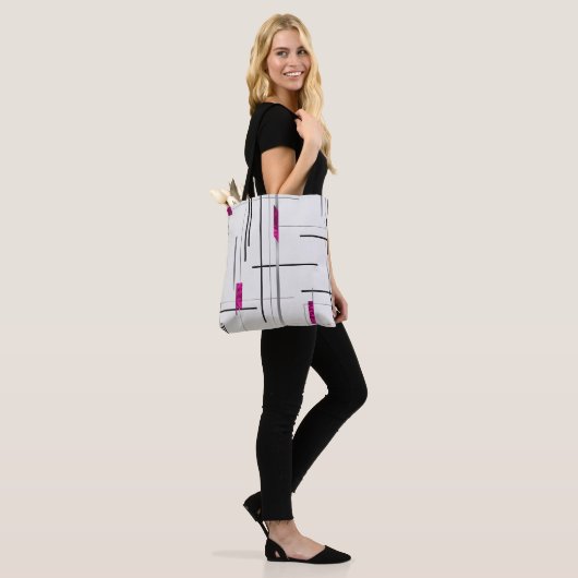 Moderne Abstrakte Schwarz-Silber Fuschia Akzente T Tasche (Am Model)