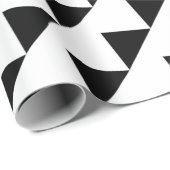 Moderne Abstrakte Schwarz-weiße Dreieck Geometrie Geschenkpapier (Rolleneckpunkt)