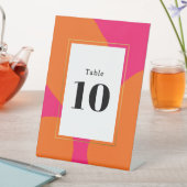 Moderne Abstrakte Tischnummer in Heissrosa und Ora Sockelschild (In Situ)