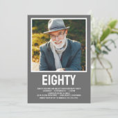 Moderne ACHTUNG Foto 80. Geburtstagsparty Einladung (Stehend Vorderseite)