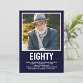 Moderne ACHTUNG Foto 80. Geburtstagsparty Einladung (Stehend Vorderseite)