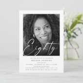 Moderne achtzig Foto Geburtstagsparty Einladung (Stehend Vorderseite)