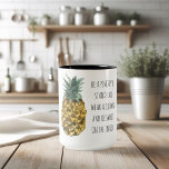Moderne Ananas mit Aquarellfarbe & positives Zitat Zweifarbige Tasse<br><div class="desc">Moderne Ananas mit Aquarellfarbe & positives Zitat</div>