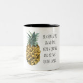 Moderne Ananas mit Aquarellfarbe & positives Zitat Zweifarbige Tasse (Mittel)