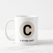 Moderne Anfangs-Tasse – „C steht für [Name]“-Desig Kaffeetasse (Links)