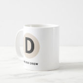 Moderne Anfangs-Tasse – „D steht für [Name]“-Desig Kaffeetasse (Vorderseite Links)