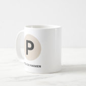 Moderne Anfangs-Tasse – „P steht für [Name]“-Desig Kaffeetasse (Vorderseite Links)