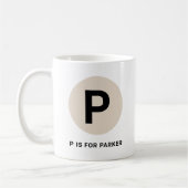 Moderne Anfangs-Tasse – „P steht für [Name]“-Desig Kaffeetasse (Links)