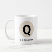 Moderne Anfangs-Tasse – „Q steht für [Name]“-Desig Kaffeetasse (Links)